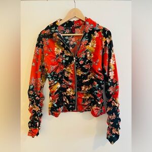 Just In Time zippered retro 70’s floral print blouse.